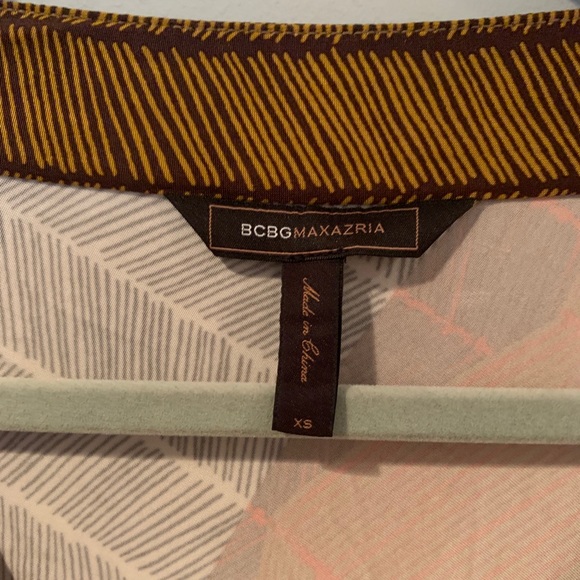 BCBGMAXAZRIA Form Flattering Fall Top - Picture 4 of 6